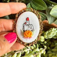 Image 5 of Broche doigt d'honneur vernis