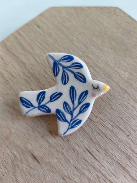 Image of Broche oiseau feuillage bleu 