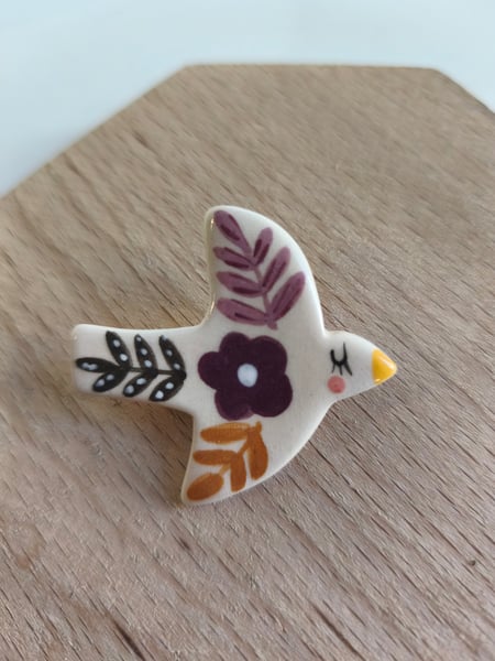 Image of Broche oiseau fleur prune