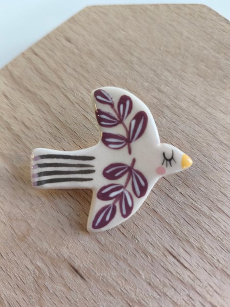 Image of  Broche oiseau feuille prune