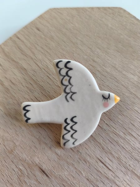 Image of  Broche oiseau plume noir et blanc 