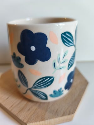 Image of   tasse anse fleur bleue