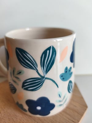 Image of   tasse anse fleur bleue