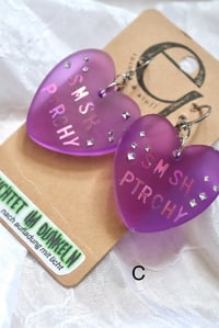 Image 3 of (holografisch/glow in the dark) statement herz ohrringe 