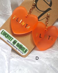 Image 4 of (holografisch/glow in the dark) statement herz ohrringe 