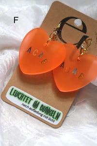 Image 5 of (holografisch/glow in the dark) statement herz ohrringe 