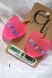 Image 8 of (holografisch/glow in the dark) statement herz ohrringe 