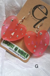 Image 6 of (holografisch/glow in the dark) statement herz ohrringe 