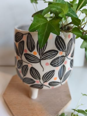 Image of   Pot trépied feuillage automne 