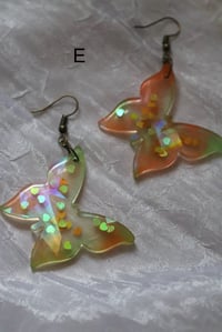 Image 5 of (holografisch/glow in the dark) schmetterling ohrringe