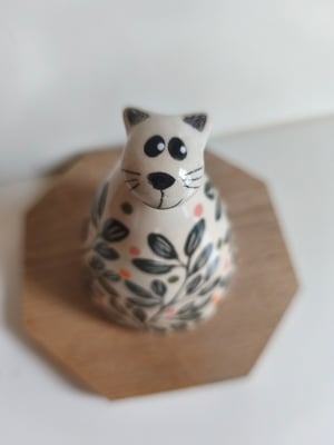 Image of Chat clochette feuillage brun vert