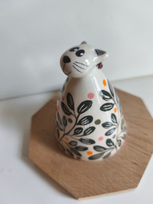 Image of Chat clochette feuillage brun vert
