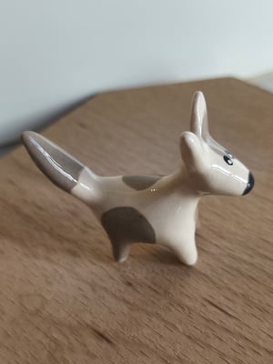 Image of Petit chien beige gris 