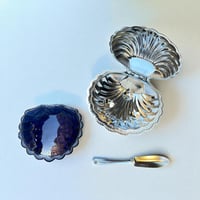 Image 4 of Beurrier coquille Saint-Jacques vintage coquillage métal inox et verre bleu 1970s 