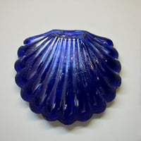 Image 7 of Beurrier coquille Saint-Jacques vintage coquillage métal inox et verre bleu 1970s 