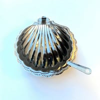 Image 3 of Beurrier coquille Saint-Jacques vintage coquillage métal inox et verre bleu 1970s 