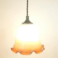 Image 4 of Suspension vintage en abat-jour corolle de verre opaline beige irisé fumé - années 60/70