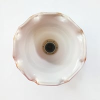Image 7 of Suspension vintage en abat-jour corolle de verre opaline beige irisé fumé - années 60/70