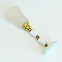 Image 7 of Lampe boudoir Art Déco en laiton et verre opalin blanc – tulipe plissée – 1930/40 
