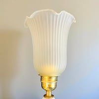 Image 4 of Lampe boudoir Art Déco en laiton et verre opalin blanc – tulipe plissée – 1930/40 