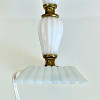 Image 9 of Lampe boudoir Art Déco en laiton et verre opalin blanc – tulipe plissée – 1930/40 