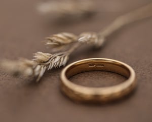 Image of 9ct gold 4mm ‘Olive leaf’ engraved court ring