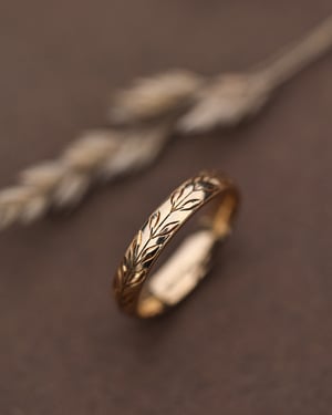 Image of 9ct gold 4mm ‘Olive leaf’ engraved court ring