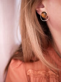Image 3 of Boucles d'Oreilles Clous ZASKIA - Oeil de Tigre