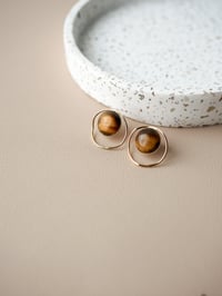 Image 4 of Boucles d'Oreilles Clous ZASKIA - Oeil de Tigre