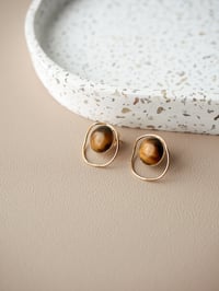 Image 2 of Boucles d'Oreilles Clous ZASKIA - Oeil de Tigre