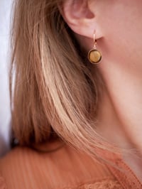 Image 4 of Boucles d'Oreilles Pendantes ZASKIA - Oeil de Tigre