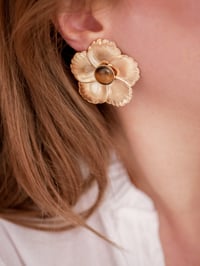 Image 4 of Boucles d'Oreilles LÉONIE Clous - Brun doré