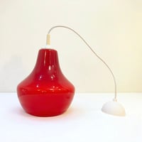 Image 1 of Suspension Space Age vintage en verre opaline rouge - Années 1960 / 1970