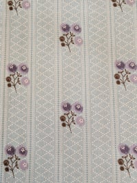 Petites fleurs violettes et bleues