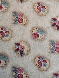 Fleurs sur fond crème 