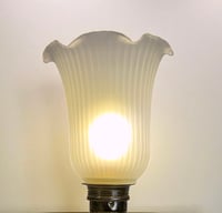 Image 3 of Lampe boudoir Art Déco en laiton et verre opalin blanc – tulipe plissée – 1930/40 