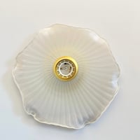 Image 5 of Lampe boudoir Art Déco en laiton et verre opalin blanc – tulipe plissée – 1930/40 