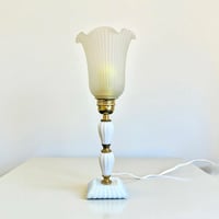 Image 1 of Lampe boudoir Art Déco en laiton et verre opalin blanc – tulipe plissée – 1930/40 