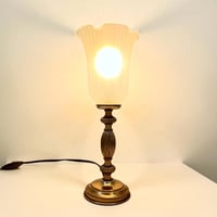 Image 2 of Lampe vintage en laiton doré et opaline tulipe plissée corole vintage 