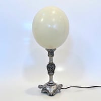 Image 1 of Lampe oeuf d'autruche sur socle en métal argenté Napoléon III Cabinet de curiosités