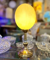 Image 4 of Lampe oeuf d'autruche sur pied en en laiton Empire - Pièce unique 