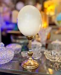 Image 3 of Lampe oeuf d'autruche sur pied en en laiton Empire - Pièce unique 