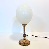 Image 2 of Lampe oeuf d'autruche sur pied en en laiton Empire - Pièce unique 