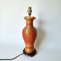 Image 1 of Grand pied de lampe chinois vintage en bambou tressé  sur vase en porcelaine - Années 1970-1980