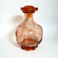Image 1 of Ancienne carafe à liqueur Art Déco octogonale en verre rose rosaline avec bouchon 