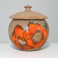 Image 1 of Pot - Bonbonnière avec fleurs vintage en céramique grès beige et coquelicots - 1970