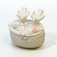 Image 1 of Boîte à bijoux en porcelaine vintage romantique avec deux colombes et fleurs- Années 70