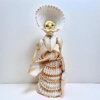 Image 1 of Figurine Dame élégante en coquillages – Souvenir vintage bord de mer, années 1950