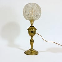 Image 1 of Ancienne lampe à pétrole en cuivre doré  avec globe verre moulé à facettes diamant