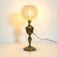 Image 2 of Ancienne lampe à pétrole en cuivre doré  avec globe verre moulé à facettes diamant